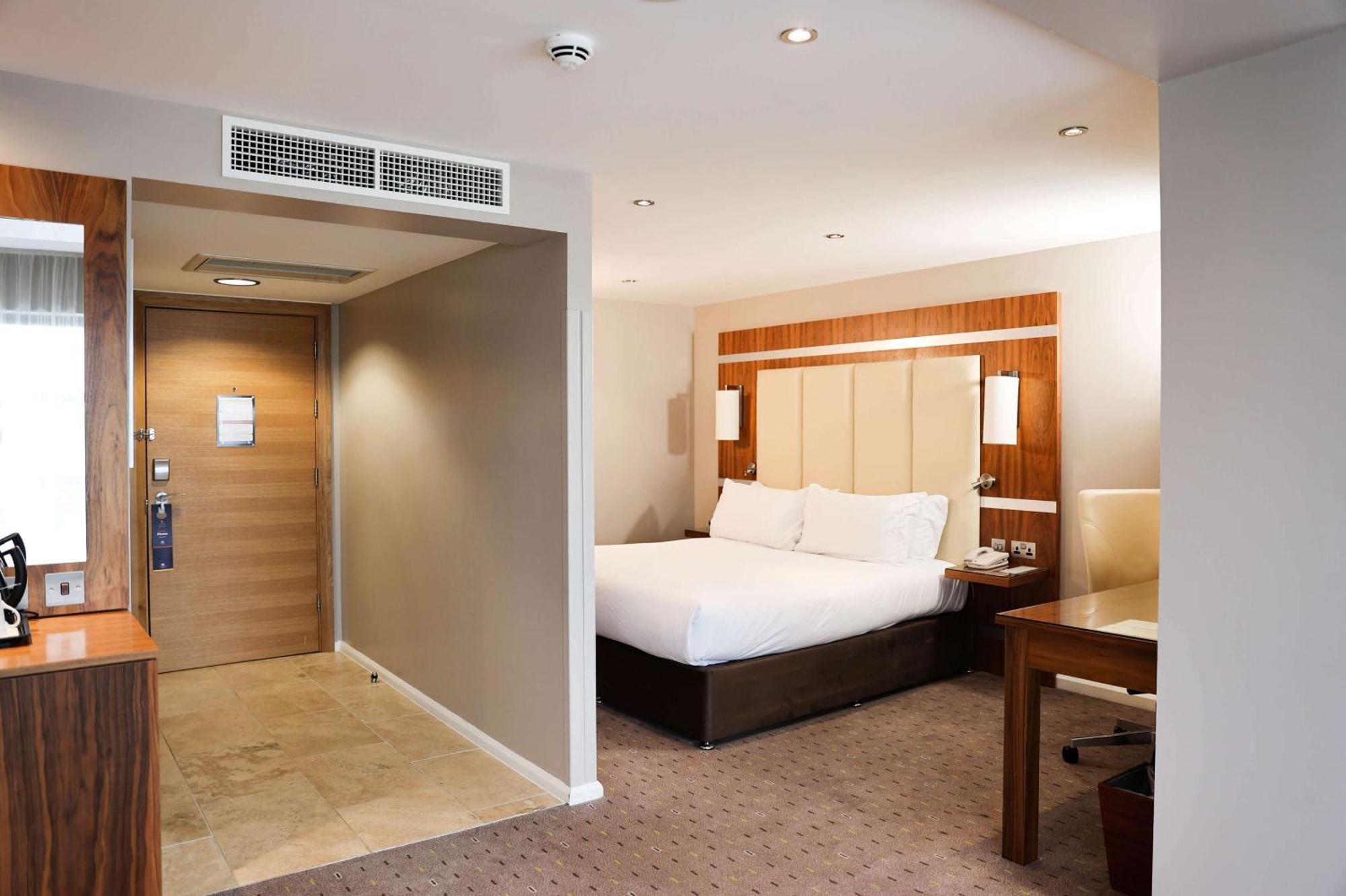 Doubletree By Hilton Milton Keynes Hotel Ngoại thất bức ảnh